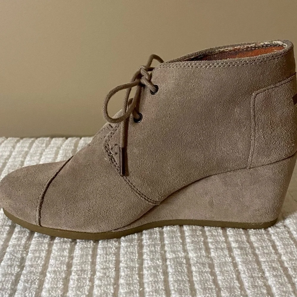Toms Women’s Suede Wedge